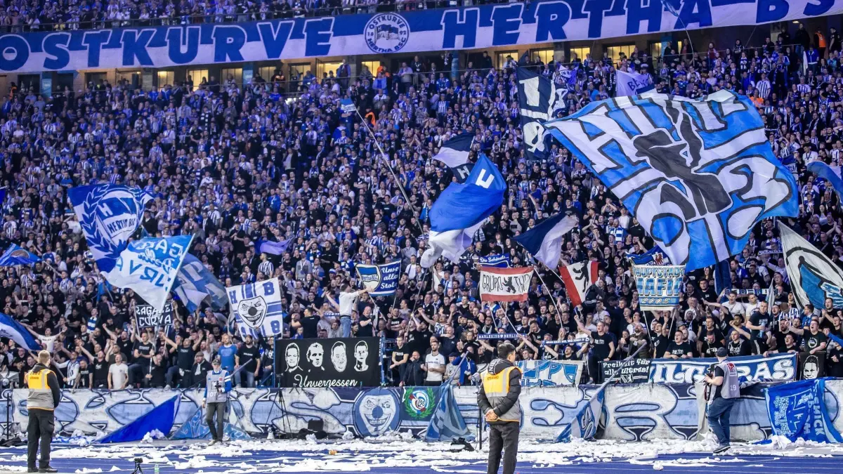 Fans von Hertha BSC im Berliner Olympiastadion
