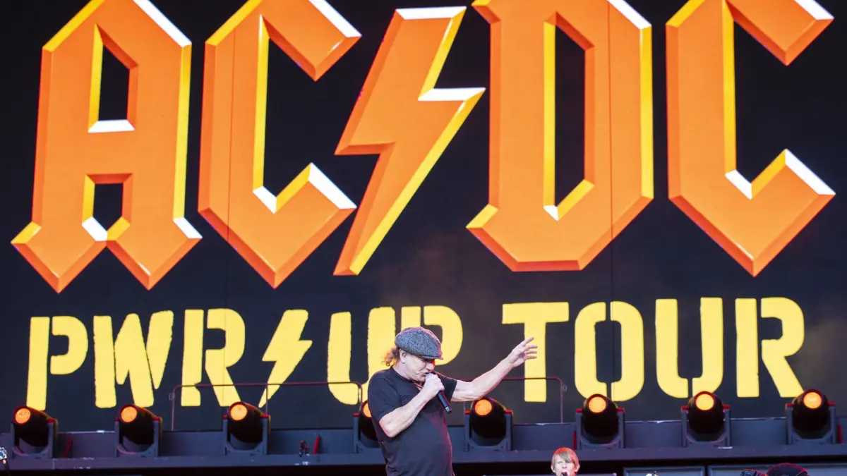 AC/DC Auftritt in Wien: 23.06.2024, Österreich, Wien: Sänger Brian Johnson tritt beim Konzert der Band AC/DC im Ernst-Happel-Stadion in Wien auf. Foto: Tobias Steinmaurer/APA/dpa +++ dpa-Bildfunk +++