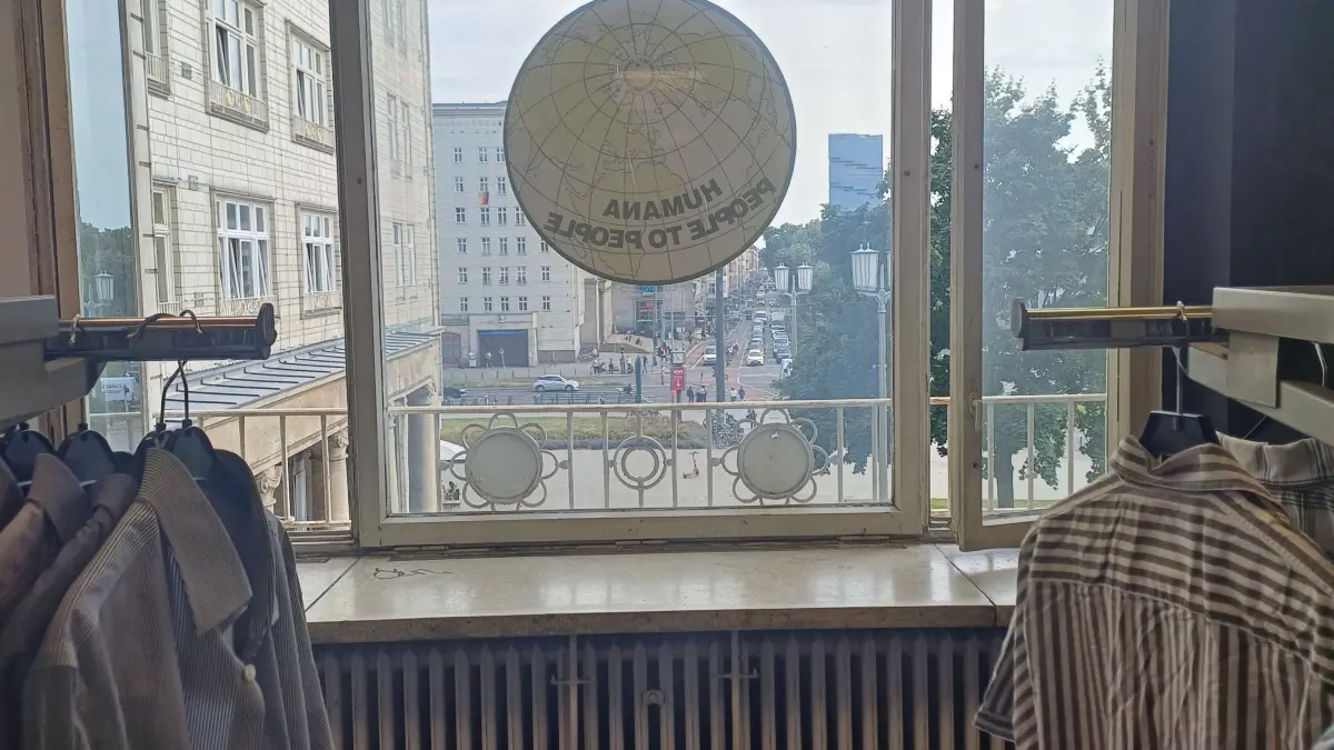 Aus den Fenstern des heutigen Humana-Kaufhauses hat man einen guten Blick auf das Treiben in Berlin-Friedrichshain und die historischen Henselmann-Bauten an der Karl-Marx-Allee.