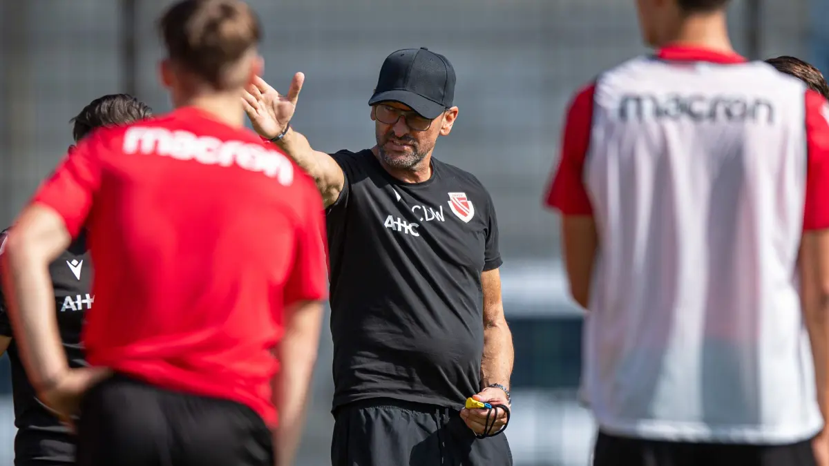 Trainingsauftakt Energie Cottbus 2024/25: Fussball, Herren, Saison 2024/25, 3. Liga, FC Energie Cottbus, Trainingsauftakt, Trainer Claus-Dieter Pele Wollitz (Energie Cottbus) mit Ansprache, 24.06. 2024, Foto: Sebastian Räppold / Matthias Koch