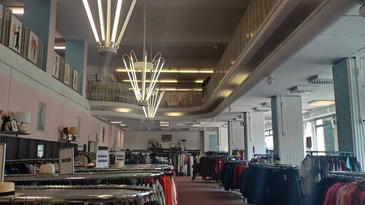 Die Einrichtung des Secondhand-Kaufhauses in Friedrichshain stammt noch aus der Zeit, als dort das "Haus für Sport und Freizeit" beheimatet war.