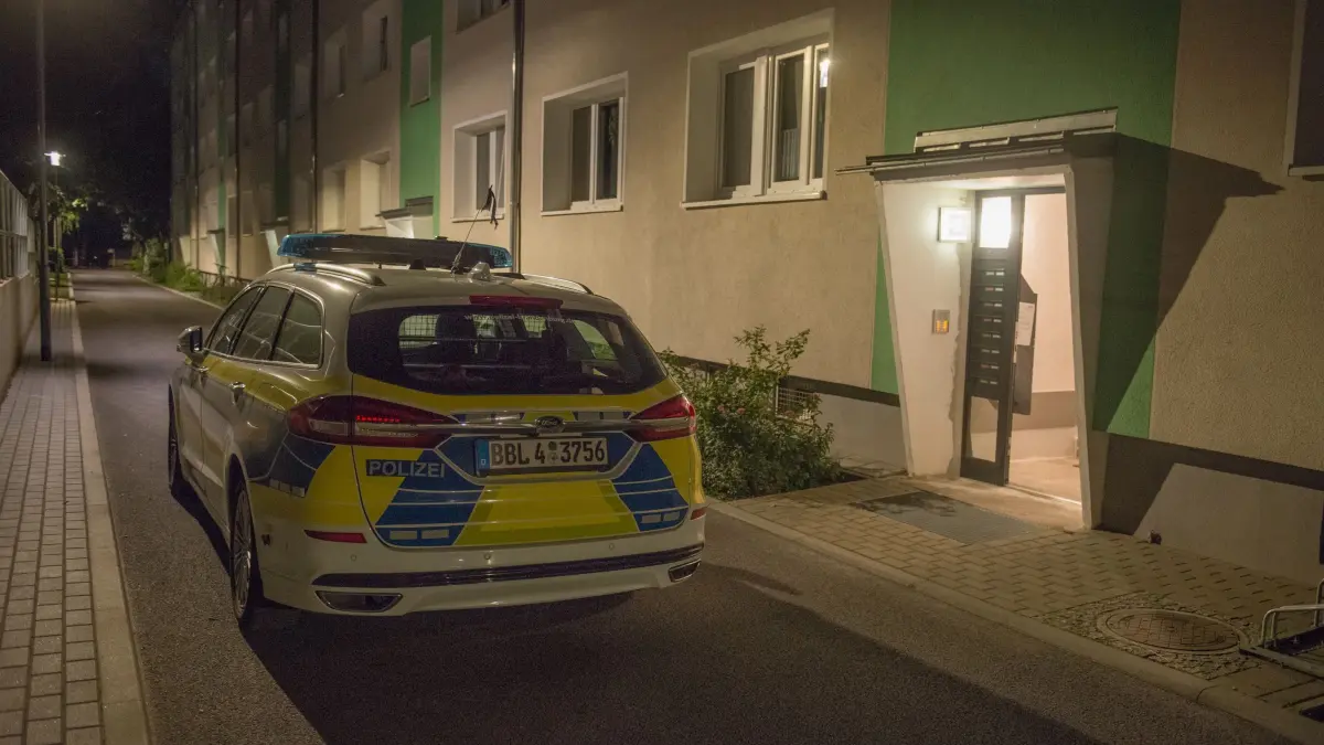 Die Polizei konnte den Tatverdächtigen in einem Mehrfamilienhaus in Bernau festnehmen.