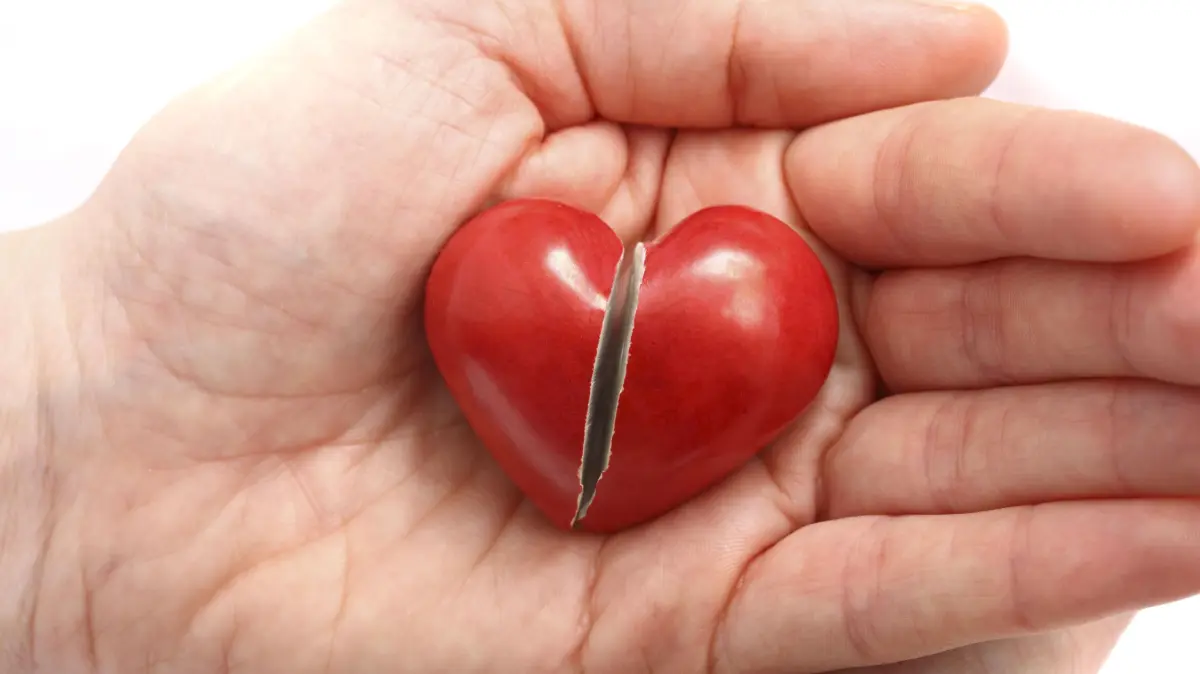 Der erste Liebeskummer: Wenn das Teenie–Herz bricht: Hand haelt gebrochenes Herz (Foto: Symbolbild vom 28.03.2012). Fuer viele junge Menschen bricht eine Welt zusammen, wenn die erste grosse Liebe endet. Wie Eltern ihre Teenager-Kinder begleiten koennen und wann sie professionelle Hilfe hinzuziehen sollten. (Siehe epd-Feature vom 24.06.2024)