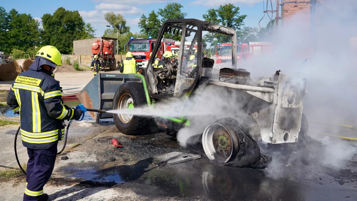 Ein brennender Radlader sorgte für einen Feuerwehreinsatz in Frauenhagen.