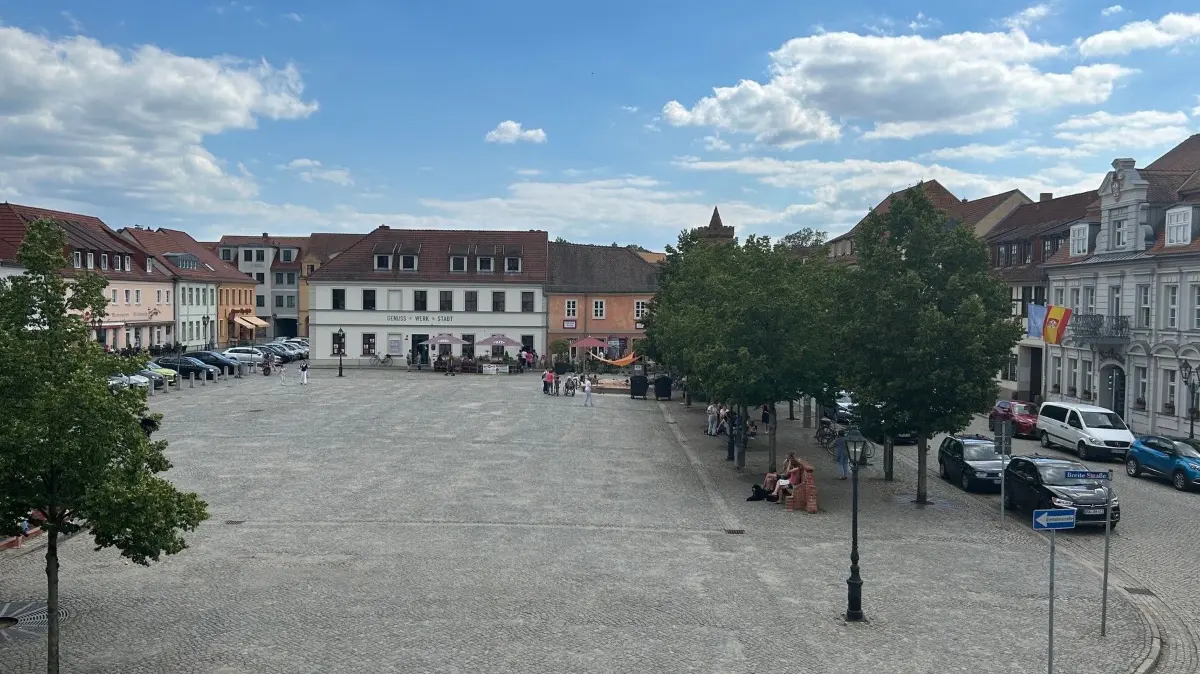 Der Marktplatz von Beeskow bekommt eine neue Funktion. Wenn am Dienstag die Händler ihre Stände abgebaut haben, werden die Sitzungstische für die Stadtverordneten aufgestellt.