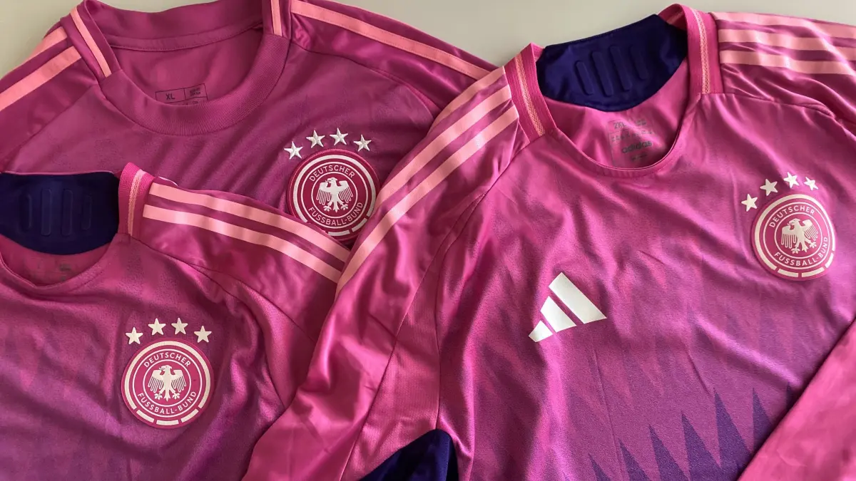 Ähnlich, aber nicht gleich: Hinten ein Replika-Shirt der deutschen EM-Mannschaft der Größe XL, vorn links ein kurzärmliges Authentic-Shirt der Größe L, rechts ein langärmliges Authentic-Trikots. Beispielsweise ist der Nacken beim Authentic-Stück etwas gepolstert. Doch alle drei Shirts haben keinen historischen Sammlerwert.