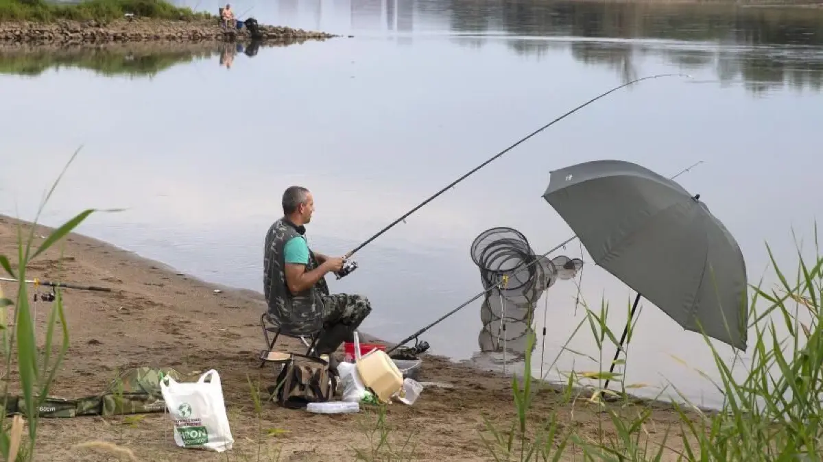 Angeln an der Oder: Dieser Angler kennt die Regeln und hält sich daran