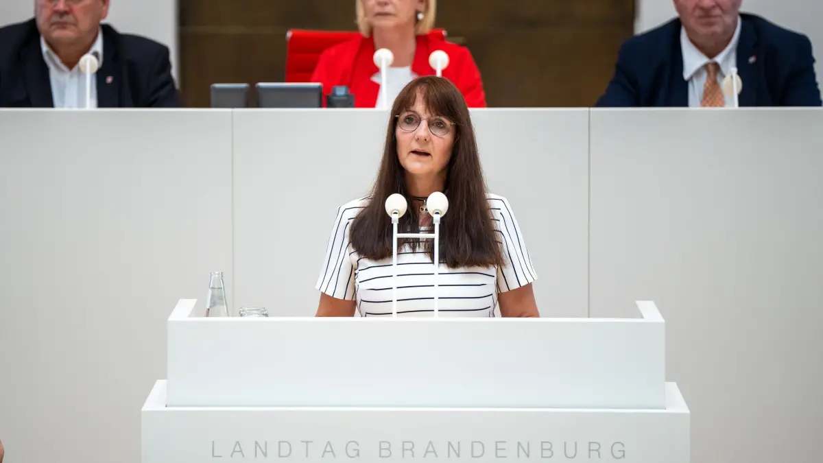 Sondersitzung Landtag Brandenburg: 27.06.2024, Brandenburg, Potsdam: Katrin Lange (SPD), Brandenburger Ministerin der Finanzen und für Europa, spricht während einer Sondersitzung des Brandenburger Landtages zu den Auswirkungen des Urteils des Landesverfassungsgerichtes im Verfahren zum Brandenburg-Paket. Hinter ihr sitzen Volker Nothing (l-r, AfD), Ulrike Liedtke, Präsidentin des Landtages, und Andreas Noack (SPD). Foto: Soeren Stache/dpa +++ dpa-Bildfunk +++