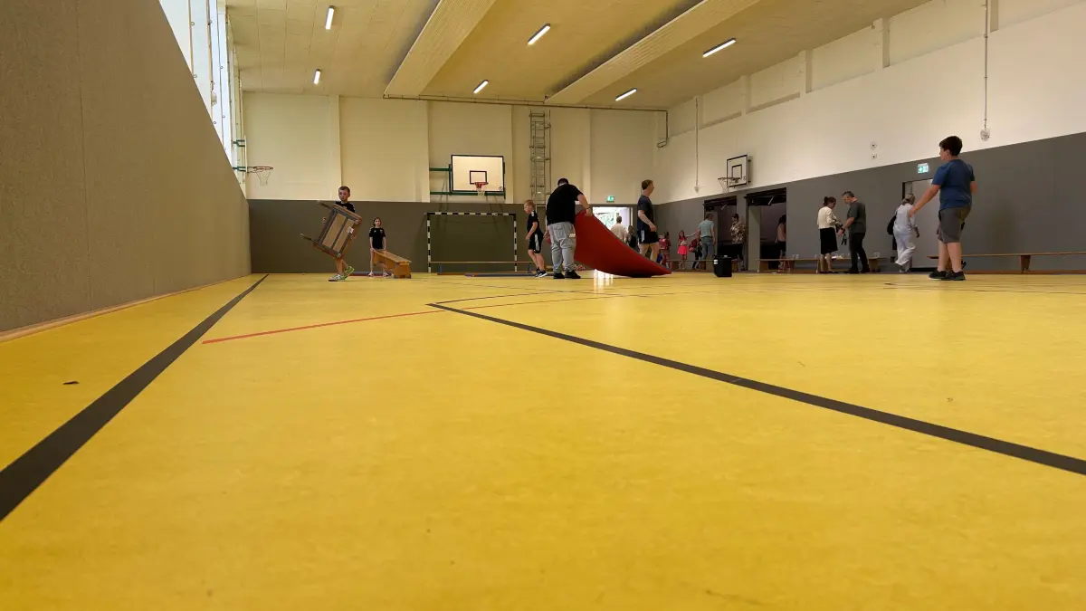 Neuer Belag und alles modern - die Turnhalle der Puschkinschule ist jetzt wieder nach langer Bauzeit offen für Sportvereine und Schüler. Was ist alles neu?