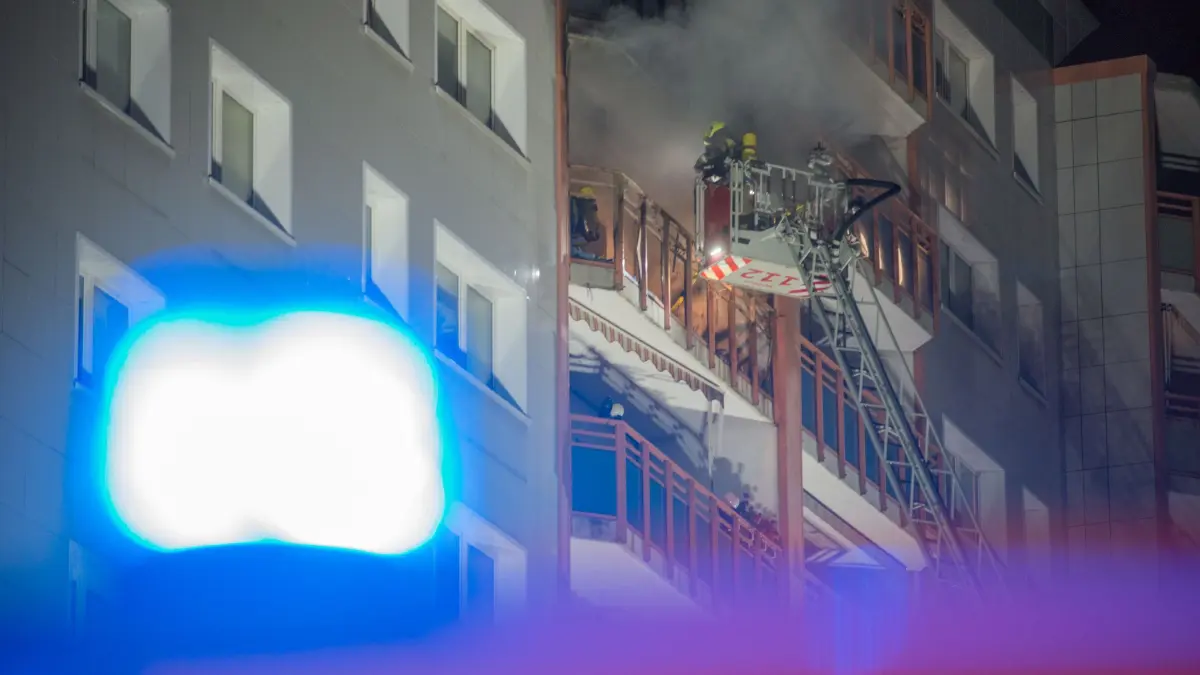 Brand in Lichtenberg: Das Feuer brach auf einem Balkon aus und griff auf eine Wohnung über.