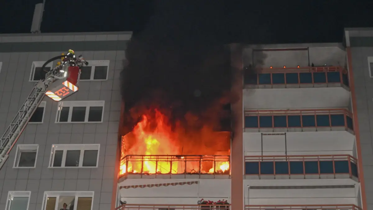 Großeinsatz in Berlin-Lichtenberg: Bei einem Wohnungsbrand wurde ein lebloser Mann gefunden.