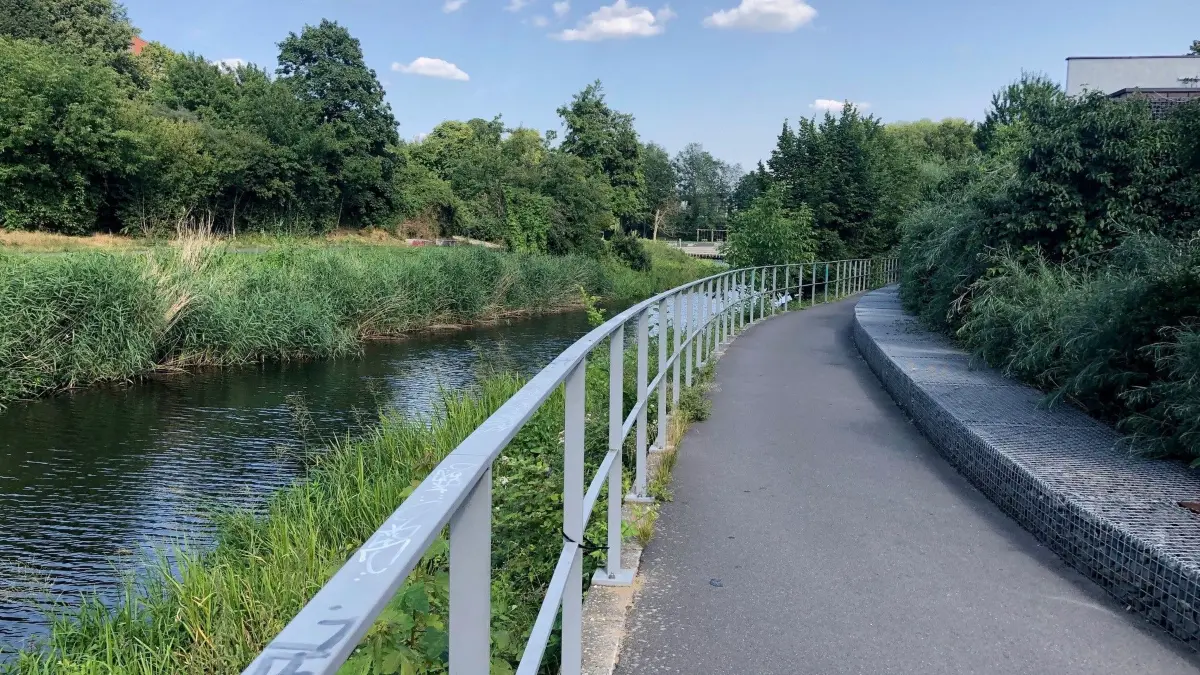 Scheinbar friedlich liegt der Finowkanal am Samstag im Nachmittagslicht. Die Meldung von Freitagnacht klang aber zunächst beunruhigend.