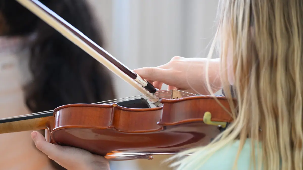 Ein Mädchen spielt auf einer Geige: ARCHIV - 15.05.2023, Sachsen, Dresden: Ein Mädchen spielt auf einer Geige (zu dpa: «Nachfrage nach Musikunterricht in Thüringen stabilisiert sich») Foto: Robert Michael/dpa +++ dpa-Bildfunk +++