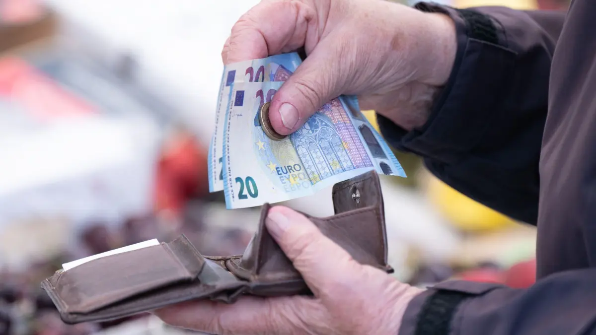 Inflationsrate: PRODUKTION - 11.06.2024, Sachsen, Dresden: Eine Frau sortiert auf einem Wochenmarkt das Wechselgeld für ihre Einkäufe in ein Portemonnaie. Statistisches Bundesamt gibt am 12.06. Inflationsrate für Mai 2024 bekannt (zu dpa: «Ifo erwartet Inflation im August unter zwei Prozent») Foto: Sebastian Kahnert/dpa +++ dpa-Bildfunk +++