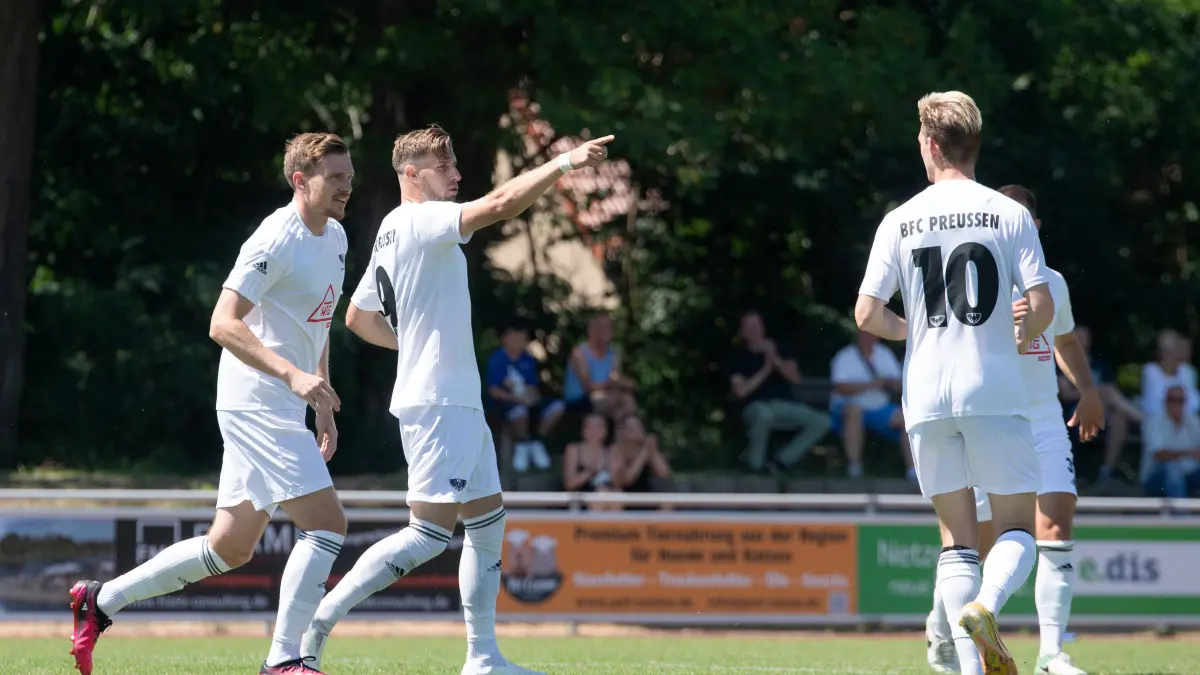 Der BFC Preussen ist unangefochten Berliner Meister geworden. Der ohnehin schon starke Kader wurde mit weiteren Hochkarätern verstärkt. In naher Zukunft wollen die Lankwitzer in die Regionalliga Nordost aufsteigen.