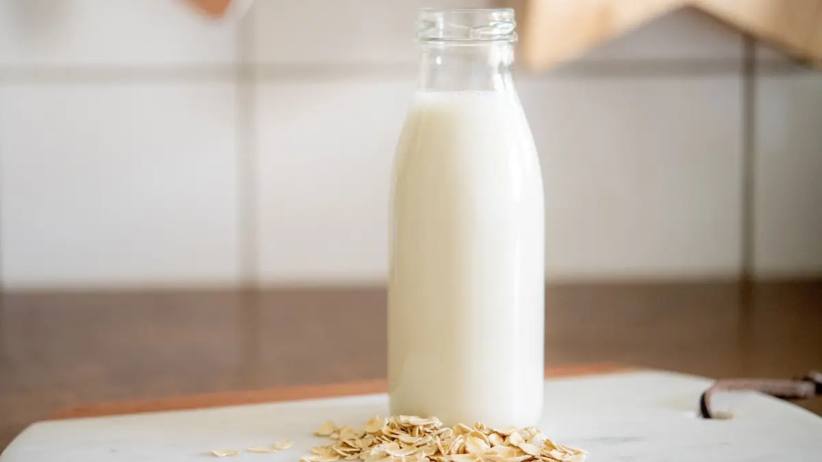 Eine Flasche Haferdrink: ILLUSTRATION - Für den Kaffee oder das Müsli am Morgen: Haferdrinks sind eine beliebte Alternative für Menschen, die keine Kuhmilch vertragen oder vegan leben. (zu dpa: «Treibt Hafermilch wirklich den Blutzuckerspiegel hoch?») Foto: Zacharie Scheurer/dpa-tmn - Honorarfrei nur für Bezieher des dpa-Themendienstes +++ dpa-Themendienst +++