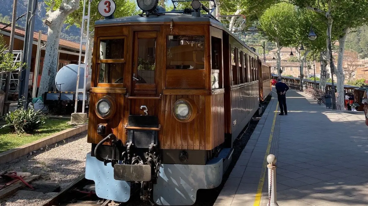 Mit dem Zug nach Sollèr. Der Rote Blitz im historischen Bahnhof.