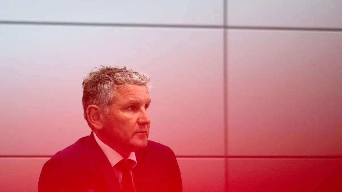 Prozess gegen den AfD-Politiker Höcke: 01.07.2024, Sachsen-Anhalt, Halle (Saale): Björn Höcke, Vorsitzender der Thüringer AfD, ist kurz vor Urteilsverkündung im Saal des Landgerichts hinter einem roten Absperrband zu sehen. Höcke ist erneut wegen einer verbotenen Nazi-Parole schuldig gesprochen worden. Das Landgericht Halle verurteilte den 52-Jährigen zu einer Geldstrafe von 130 Tagessätzen zu je 130 Euro. Schon im Mai war Höcke wegen des gleichen Spruchs zu einer Geldstrafe verurteilt worden, er ging in Revision. Foto: Hendrik Schmidt/dpa Pool/dpa +++ dpa-Bildfunk +++
