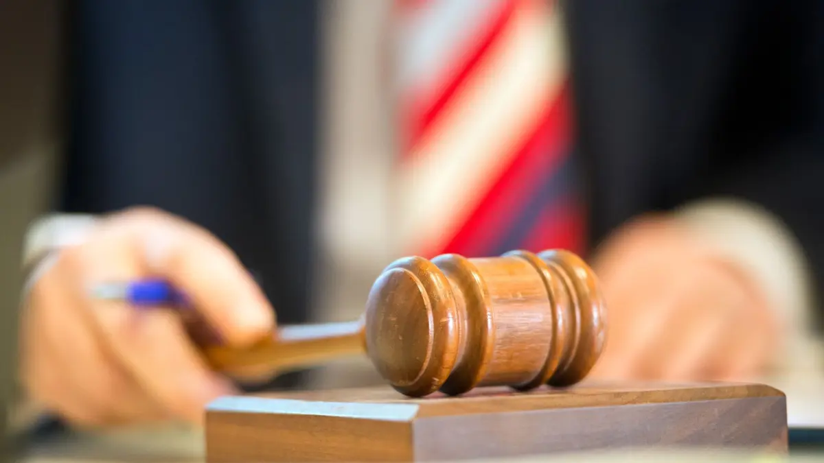 Zwangsversteigerungen: ARCHIV - 06.03.2015, Baden-Württemberg, Stuttgart: Ein Auktionator hält in einem Auktionshaus während einer Versteigerung einen Hammer in der Hand. Die Zahl der Zwangsversteigerungen ist in Deutschland im ersten Halbjahr 2020 erneut gesunken. Nach Recherchen des Ratinger Fachverlags Argetra kamen zwischen Januar und Juni insgesamt 7364 Immobilien mit Verkehrswerten von etwa 1,6 Milliarden Euro unter den Hammer. Im gleichen Zeitraum des Vorjahres waren es noch 9432 Häuser, Wohnungen oder Grundstücke mit einem Verkehrswert von knapp 1,8 Milliarden Euro. (zu dpa: «Hohe Zinsen: Zwangsversteigerungen in Hessen nehmen zu») Foto: Daniel Naupold/dpa +++ dpa-Bildfunk +++