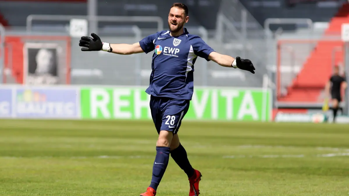 Wechsel: Torwart Marco Flügel verlässt nach 20 Jahren seinen Jugendverein SV Babelsberg. Sein bestes Spiel lieferte der Torwart einst im DFB-Pokal ab.