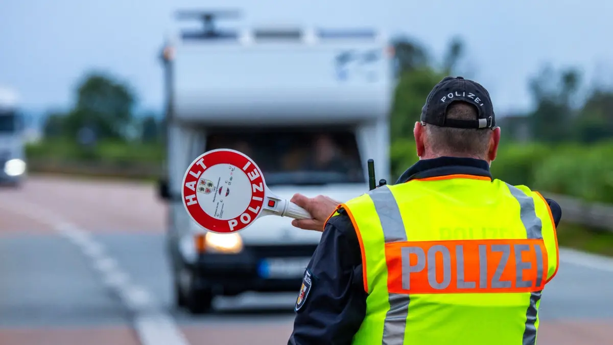 Verkehrskontrollen sichern Ferienreiseverkehr: 02.07.2024, Mecklenburg-Vorpommern, Sanitz: Ein Polizist lenkt Fahrzeuge zu einer themenorientierten Verkehrskontrollen mit Schwerpunkt «Ferienreiseverkehr» auf den Parkplatz Speckmoor an der Autobahn A20. Mit Beginn der Feriensaison in Deutschland nimmt die Polizei in Mecklenburg-Vorpommern im ganzen Monat Juli den Ferienreiseverkehr besonders in den Fokus. Hauptsächlich werden Wohnmobile und Gespanne auf Verkehrssicherheit und Gewicht kontrolliert. Foto: Jens Büttner/dpa +++ dpa-Bildfunk +++