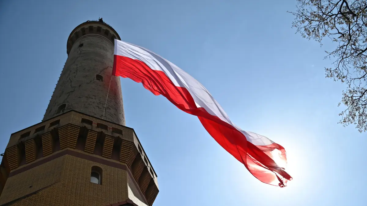 Eine riesige polnische Nationalflagge weht an einem Leuchtturm im Rahmen der Feierlichkeiten zum Flaggentag in Polen. Seit 2004 wird jährlich am 02. Mai der Flaggentag in Polen gefeiert. +++ dpa-Bildfunk +++
