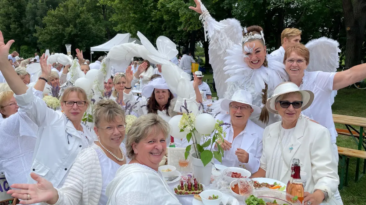 Ganz in weiß und gut gelaunt zeigten sich die Menschen beim Picknick in Weiß im Schlosspark Oranienburg.