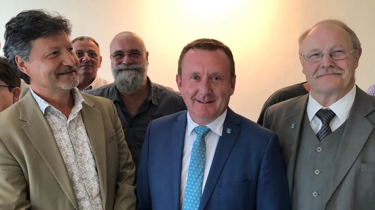Auf der konstituierenden Sitzung der Gemeindevertretung im Mühlenbecker Land wurde Mario Müller (CDU) - hier eingerahmt von Bürgermeister Filippo Smaldino (li) und Alt-Bürgermeister Klaus Brietzke - mit großer Mehrheit zum Vorsitzenden des Gremiums gewählt. Andere Personalien sorgten aber für mehr Überraschungen.