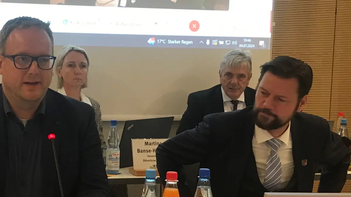 Christian Altmann, der neue Vorsitzende der Stadtverordneten von Fürstenwalde, nimmt nach seiner Wahl neben Bürgermeister Matthias Rudolph Platz. Im Hintergrund Ordnungsdezernentin Martina Banse-Hörnigk und Kämmerer Jan Böge.