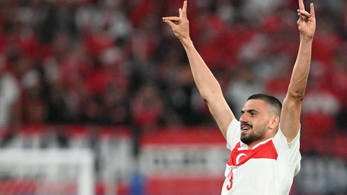 Euro 2024: Österreich - Türkei: 02.07.2024, Sachsen, Leipzig: Fußball, UEFA Euro 2024, EM, Österreich - Türkei, Finalrunde, Achtelfinale, Leipzig Stadion, Merih Demiral von der Türkei jubelt nach seinem Tor zum 0:2. (zu "Nach Wolfsgruß: Forderungen nach Verbot der Grauen Wölfe") Foto: Sebastian Christoph Gollnow/dpa +++ dpa-Bildfunk +++