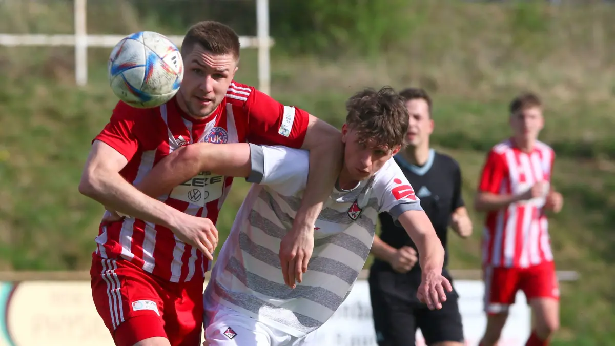 Union Klosterfelde hatte gegen den 1. FC Frankfurt einen Sahnetag erwischt. Zu diesem Zeitpunkt der Saison (im April) steckte das Team um Michel Sobek (in Rot) noch im Medaillenkampf, obwohl es mit einer Punktstrafe in die Saison 2023/24 gestartet war.
