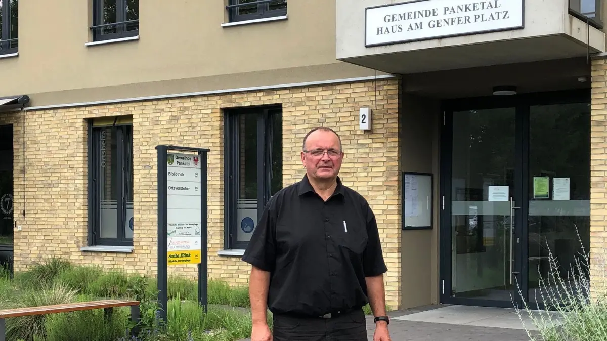 Ortsvorsteher von Schwanebeck, Lutz Grieben, vor seinem Büro am Genfer Platz