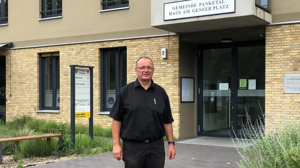 Ortsvorsteher von Schwanebeck, Lutz Grieben, vor seinem Büro am Genfer Platz