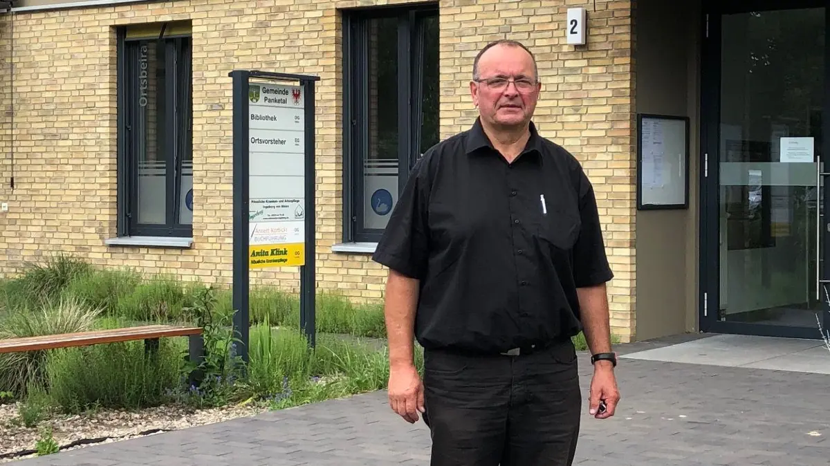 Ortsvorsteher von Schwanebeck, Lutz Grieben, vor seinem Büro am Genfer Platz