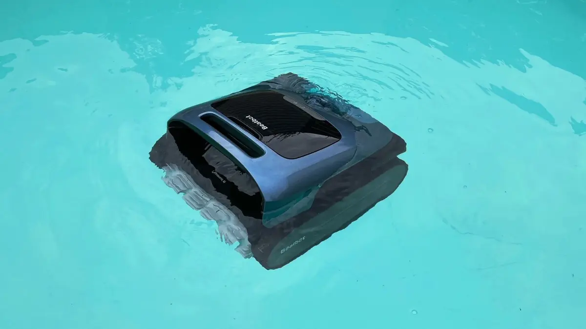 Schwimmt und taucht. Der Beatbot AquaSense Pro im brandenburgischen Rundpool.