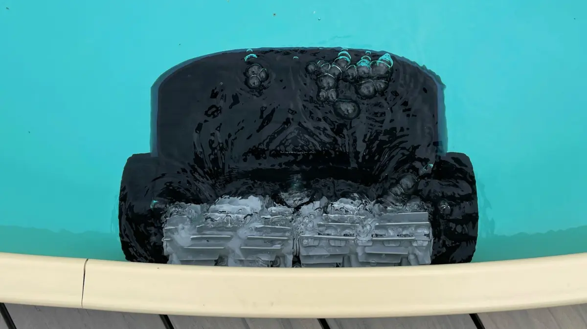 Der AquaSense Pro erklimmt auch die Seitenwände und reinigt bis zur Pool-Kante.
