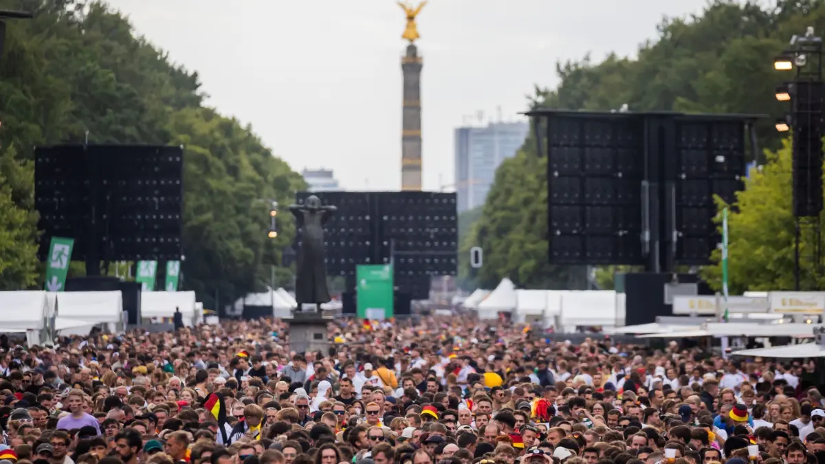 Euro 2024: Public Viewing Berlin: 05.07.2024, Berlin: Fußball: EM, Deutschland - Spanien, Finalrunde, Viertelfinale, Public Viewing Berlin. Die Fanzone am Brandenburger Tor mit der Siegessäule im Hintergrund. Foto: Christoph Soeder/dpa +++ dpa-Bildfunk +++