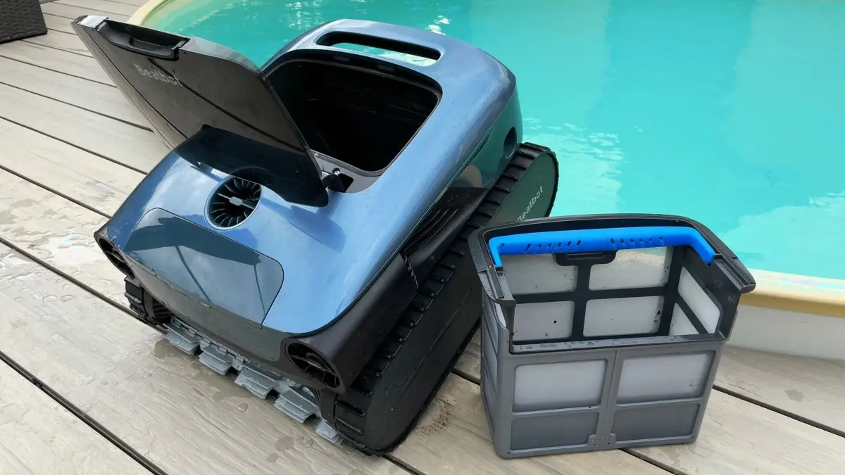 Für klares Sicht. Das zweiteilige Filtersystem sammelt alles, was schwebt und schwimmt, auf.