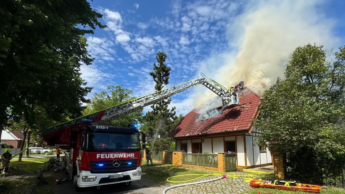 Großeinsatz der Feuerwehr in Glienicke. In der Metzer Straße ist in einem Einfamilienhaus ein Feuer ausgebrochen. Derzeit ist die Lage unübersichtlich.
