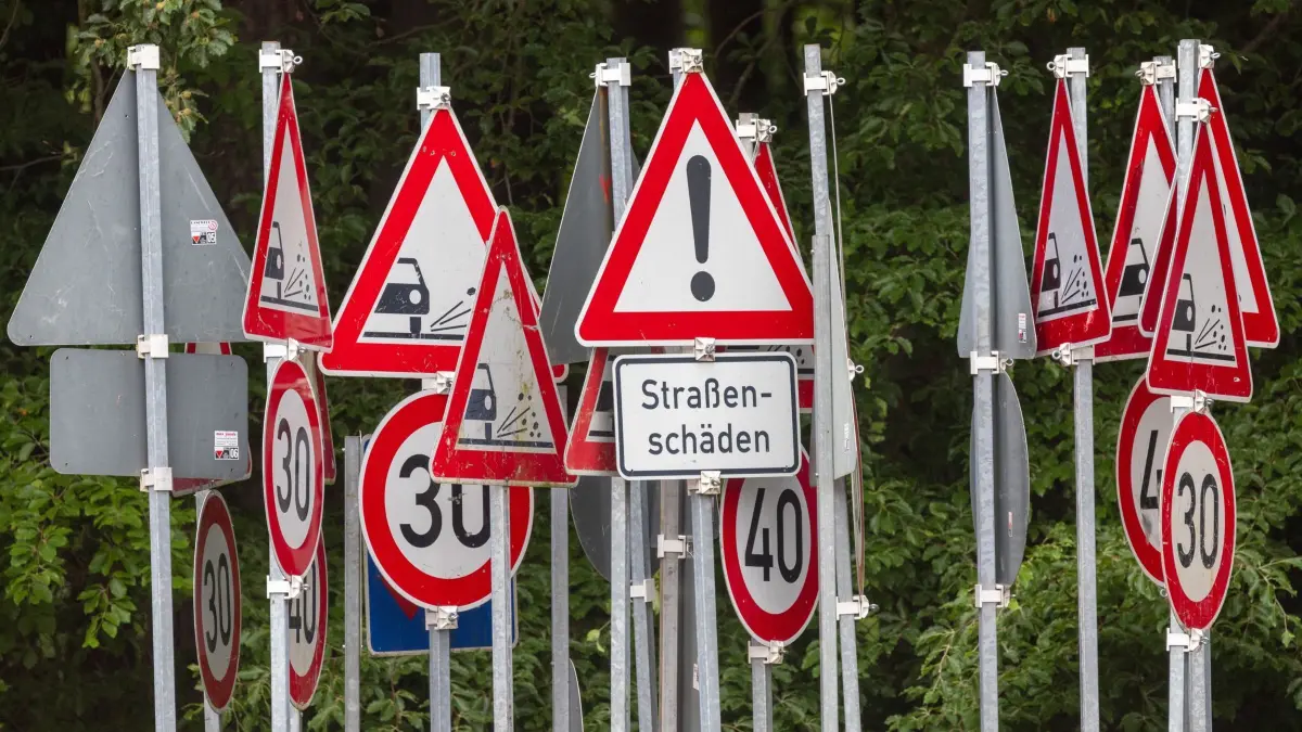 Verschiedene Verkehrsschilder: ARCHIV - 24.05.2023, Mecklenburg-Vorpommern, Dargelütz: Verschiedene Verkehrsschilder, die auf Straßenschäden oder Geschwindigkeitseinschränkungen hinweisen, stehen auf dem Hof der Kreisstraßenmeisterei. (zu dpa: «Weitere Straßensanierungen führen zu Einschränkungen») Foto: Jens Büttner/dpa +++ dpa-Bildfunk +++