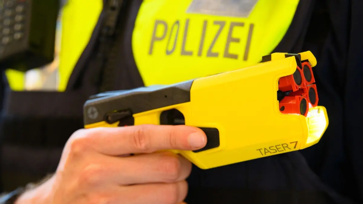 Polizist mit Taser (Symbolbild)