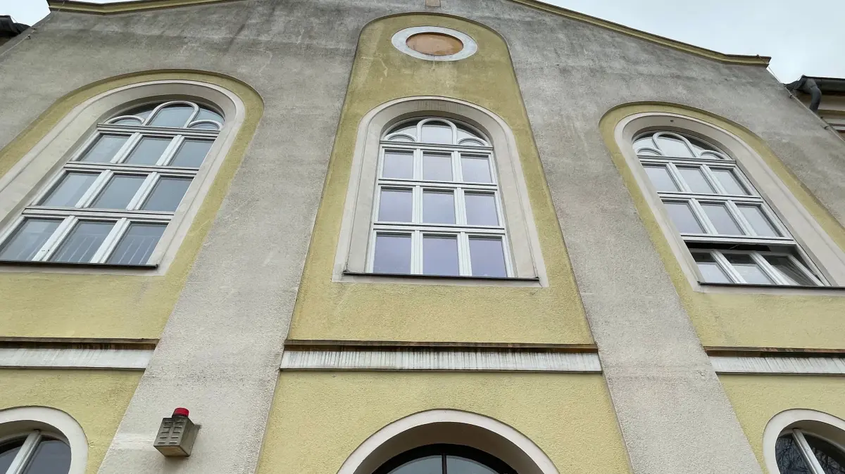 Schon die Fassade zeigt: Dieses Schulgebäude in Eisenhüttenstadt muss dringend saniert werden. Doch es gibt Probleme.