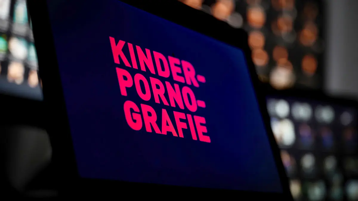 Sexueller Missbrauch von Minderjaehrigen: Zahlen steigen weiter: Computer-Monitor mit der Aufschrift Kinderpornografie (Themenfoto vom 20.02.2023).
Im vergangenen Jahr (2023) sind bundesweit 18.497 Kinder unter 14 Jahren Opfer sexuellen Missbrauchs geworden, was einer Steigerung von 7,7 Prozent gegenueber 2022 entspricht. "Jeden Tag werden in Deutschland 54 Kinder und Jugendliche Opfer von sexuellem Missbrauch. Das sind entsetzliche Taten, die uns tief beruehren und fassungslos machen", sagte Bundesinnenministerin Nancy Faeser (SPD) anlaesslich der Vorstellung des Bundeslagebilds zu Sexualdelikten gegen Kinder und Jugendliche am Montag in Wiesbaden. (Siehe epd-Meldung vom 08.07.2024) *** Local Caption *** 00482612