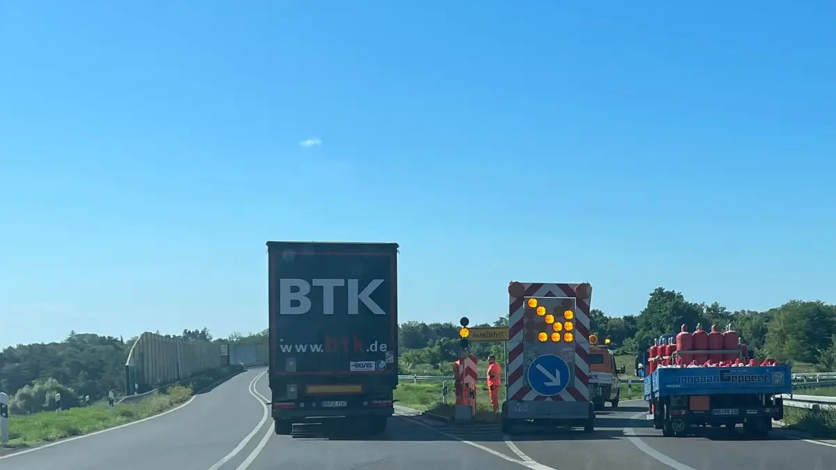 Auf der B112 bei Brieskow-Finkenheerd wurde eine Ampel aufgebaut. was sind die Gründe?