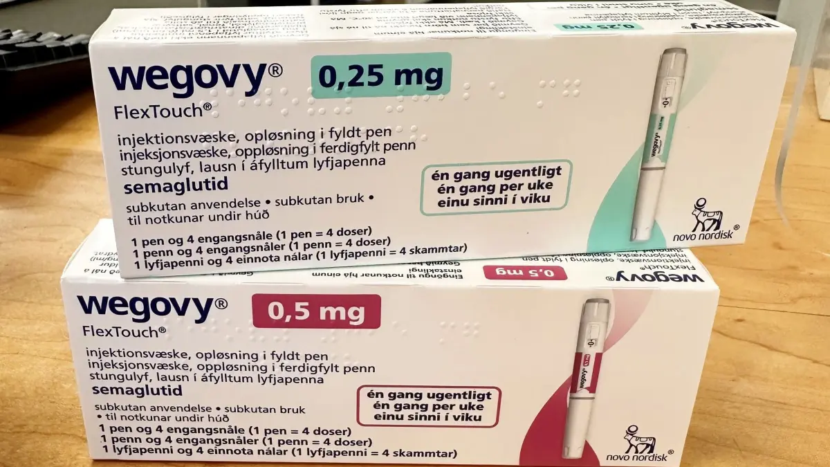 Medikament „Wegovy“: ACHTUNG: SPERRFRIST 8. JULI 17:00 UHR. ACHTUNG: DIESER BEITRAG DARF NICHT VOR DER SPERRFRIST, 8. JULI 17.00 UHR, VERÖFFENTLICHT WERDEN! EIN BRUCH DES EMBARGOS KÖNNTE DIE BERICHTERSTATTUNG ÜBER STUDIEN EMPFINDLICH EINSCHRÄNKEN. - ARCHIV - 28.06.2023, Dänemark, Kopenhagen: Verschiedene Packungen des Abnehmmittels «Wegovy» des Pharmakonzerns Novo Nordisk liegen in einer dänischen Apotheke auf dem Verkaufstresen. (zu dpa: «Tirzepatid oder Semaglutid - Was lässt mehr Gewicht verlieren?») Foto: Steffen Trumpf/dpa +++ dpa-Bildfunk +++