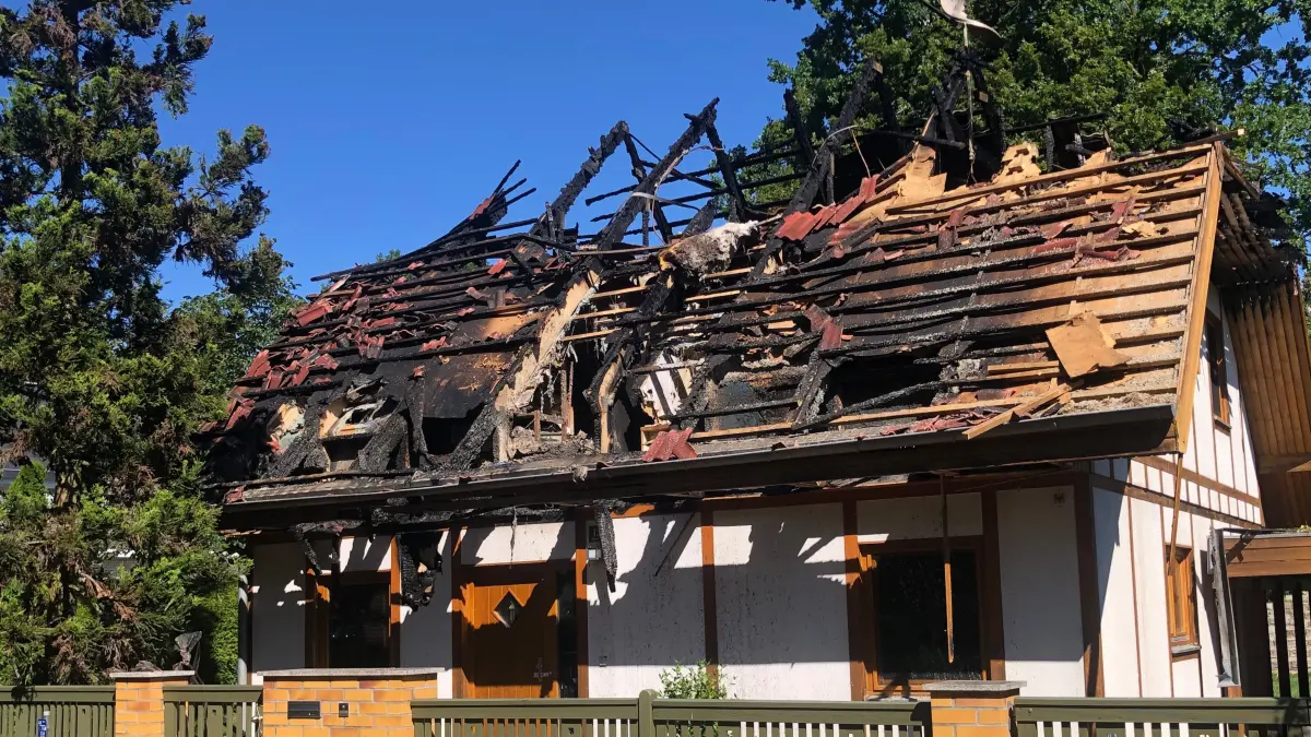 Nach der Katastrophe: Das Haus in der Metzer Straße ist zerstört. Der Schaden wird auf 450.000 Euro geschätzt. Die Ermittlungen zur Ursache laufen auf Hochtouren.