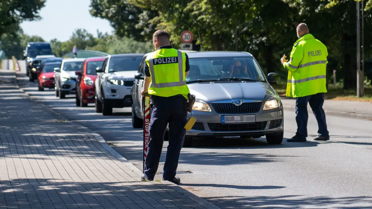Polizei: Schwedt, 08.07.2024: Am Montagmorgen kontrollieren Polizei und Zoll in Schwedt den aus Richtung Grenze kommenden Verkehr, der Schwerpunkt liegt auf Alkohol- und Drogenkontrollen