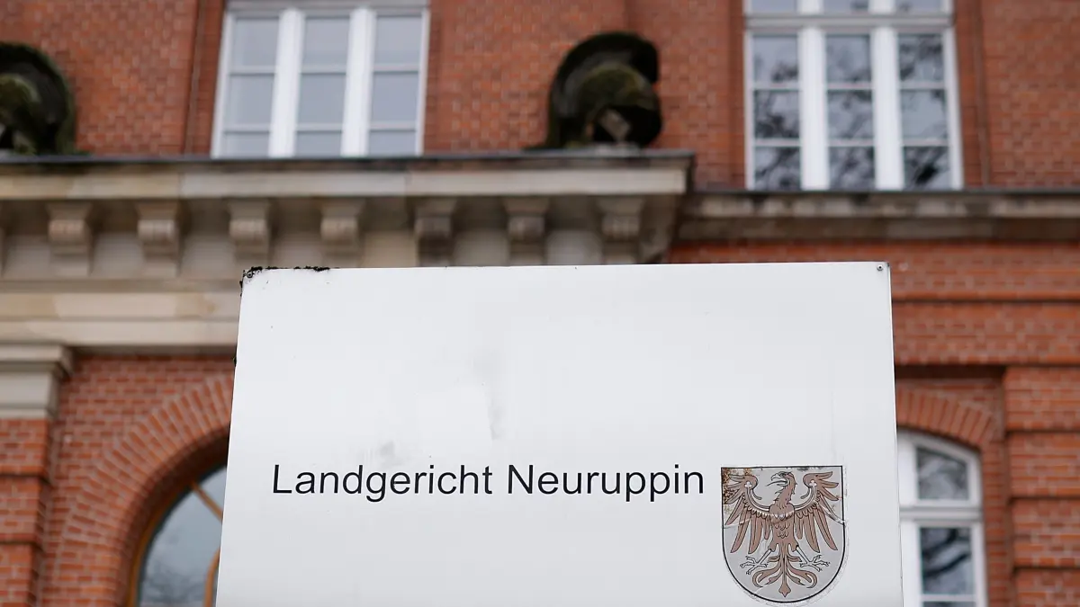 Staatsanwaltschaft Neuruppin: ARCHIV - 08.12.2023, Brandenburg, Neuruppin: Ein Schild neben dem Eingang weist auf das auf den Sitz der Staatsanwaltschaft am Landgericht Neuruppin hin. (zu dpa: «Früherer Kopf von «XY-Bande»: «Man wollte immer mehr Geld»») Foto: Carsten Koall/dpa +++ dpa-Bildfunk +++