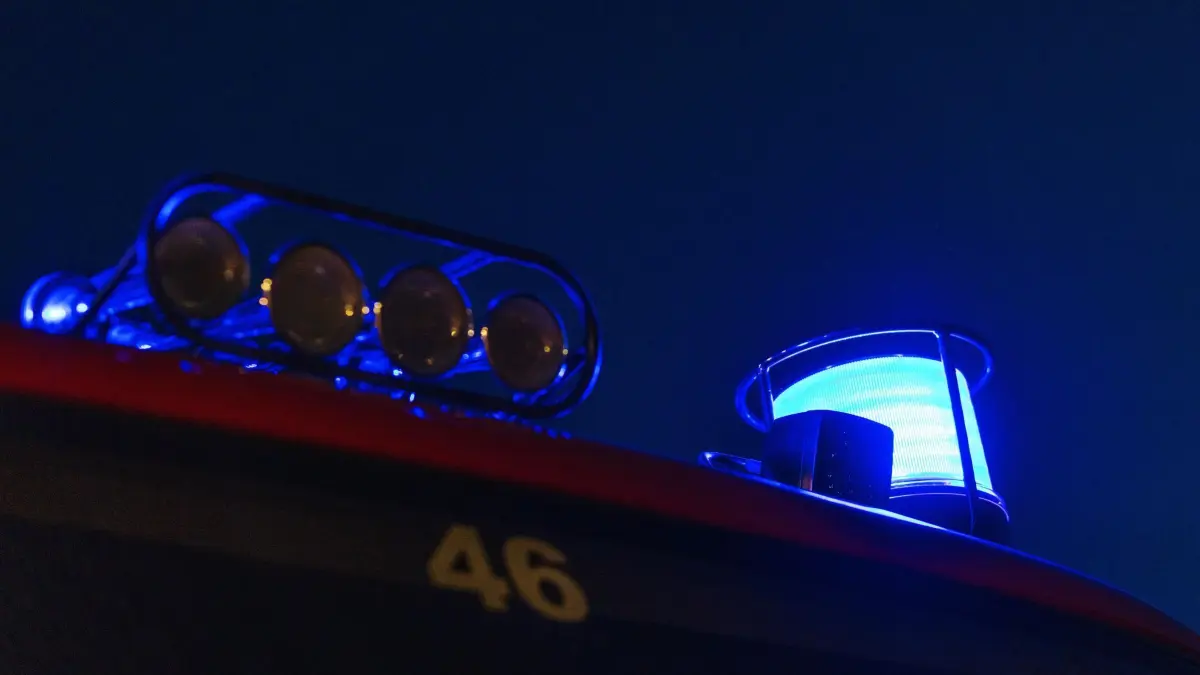 Symbolbild - Feuerwehr: ARCHIV - 03.05.2021, Baden-Württemberg, Staufen im Breisgau: Ein Blaulicht ist auf einem Feuerwehr-Einsatzfahrzeug montiert. (zu dpa: «Sechsjähriger durch Hundebiss im Gesicht verletzt») Foto: Philipp von Ditfurth/dpa +++ dpa-Bildfunk +++