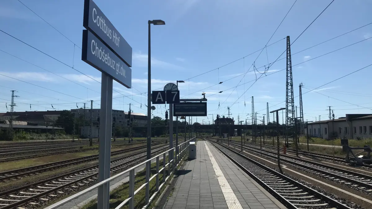 Am Cottbuser Hauptbahnhof fuhren auch am Dienstag keine Züge in Richtung Sandow, wer nach Guben, Forst oder Görlitz wollte, war auf den Schienenersatzverkehr angewiesen. Die Signale auf der Strecke (im Bild) blieben nach einem Kabelschaden schwarz.